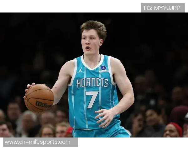 克尼佩尔昨日崴脚伤退今日现身兄弟高中比赛走路正常未佩戴护具