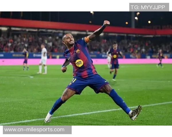 拉菲尼亚赛后感动跪地与弗里克深情相拥庆祝夺冠荣耀 拉菲尼亚赛后感动跪地与弗里克深情相拥庆祝夺冠荣耀