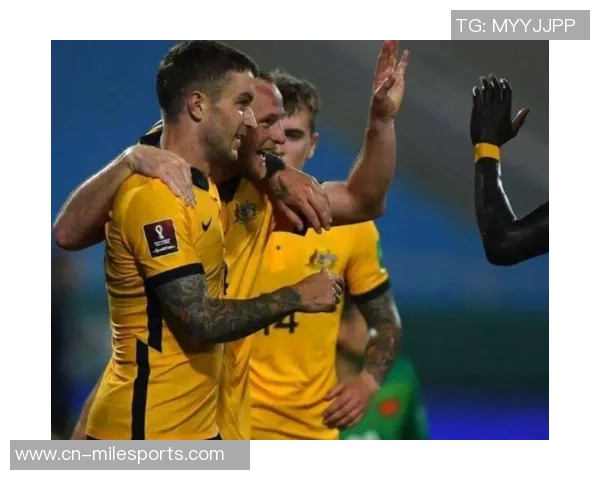 印尼主帅克鲁伊维特赛后情绪失控怒砸椅子眼眶泛红引发关注